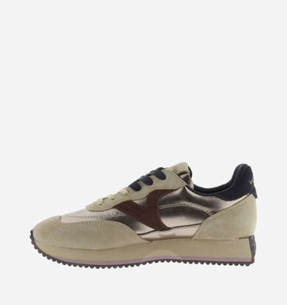 Victoria Cosmos Platino sneaker with soft metallic finish and streamlined profile.