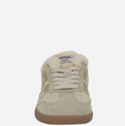 Back 70 Easter FL Sneaker has a faux shearling trim and features a full‑lace mixed‑material upper, lightweight comfort sole, and clean minimalist styling.