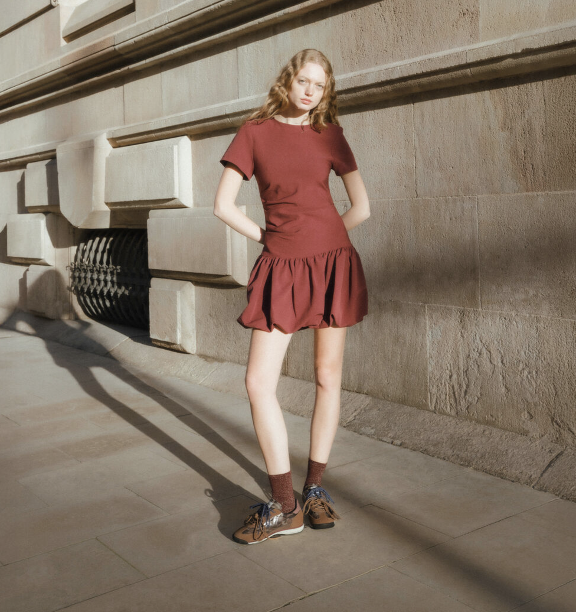 Victoria Saturno Sneaker in marron with nylon‑suede upper and retro runner silhouette.