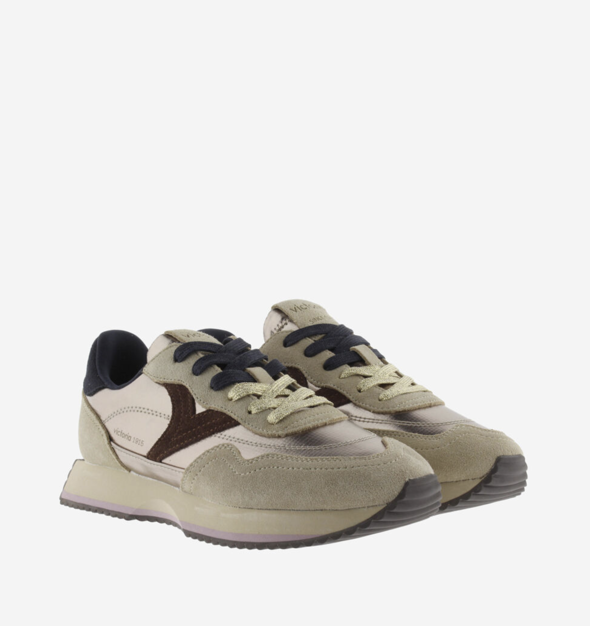 Victoria Cosmos Platino sneaker with soft metallic finish and streamlined profile.
