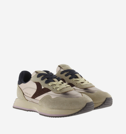Victoria Cosmos Platino sneaker with soft metallic finish and streamlined profile.