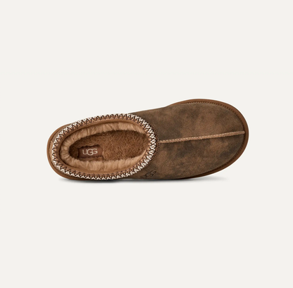 Men’s UGG Tasman Baxter slipper in chestnut suede with UGGplush lining, Tasman braid, and a durable rubber outsole.